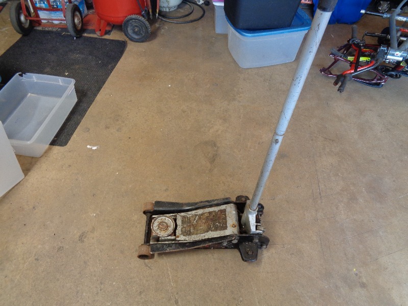 lot 63 image: 3 Ton Floor Jack