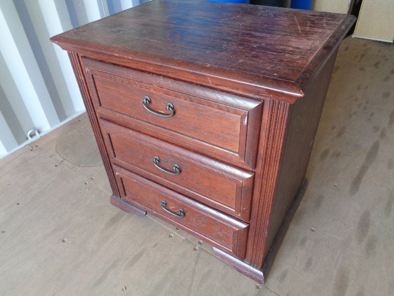 lot 116 image: 3 Drawer Nightstand  Dresser