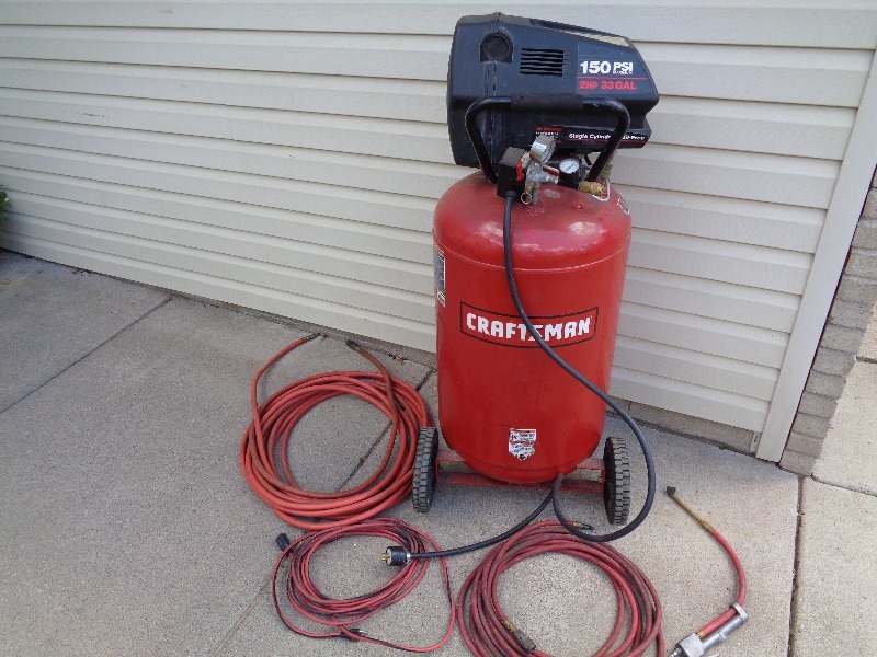 lot 1 image: 33 Gallon Craftsman Air Compressor