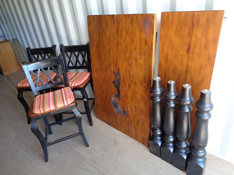 lot 122 image: Table with 3 Chairs