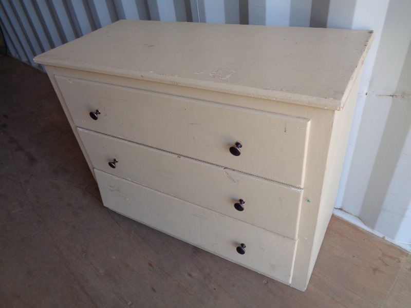 lot 123 image: 3 Drawer Dresser