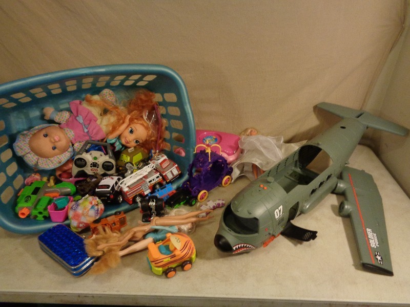 lot 157 image: Assorted Boys and Girls Toys