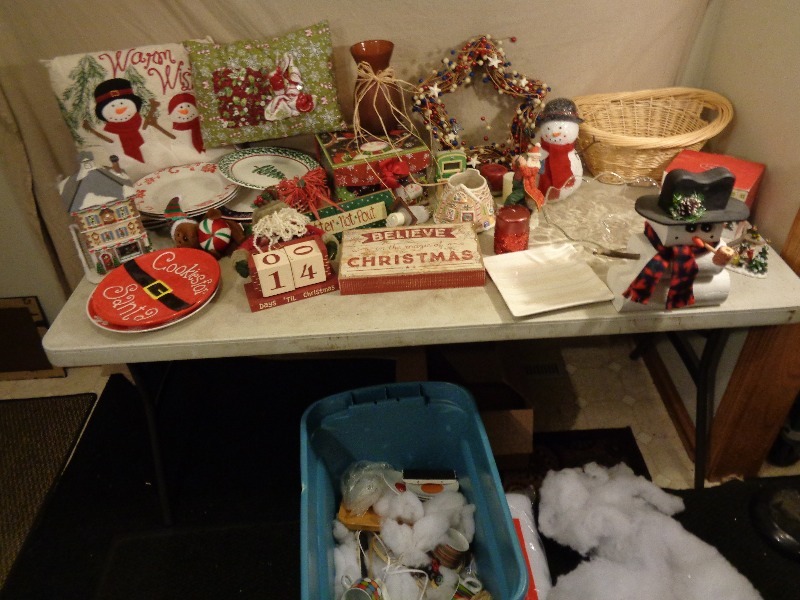 lot 163 image: Very Cute Christmas Decor