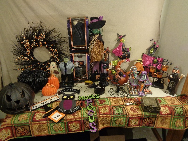 lot 164 image: Assorted Halloween Decorations