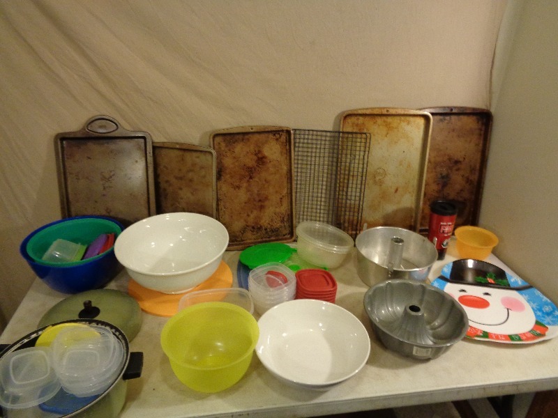 lot 167 image: Baking Sheets, Food Containers, and More