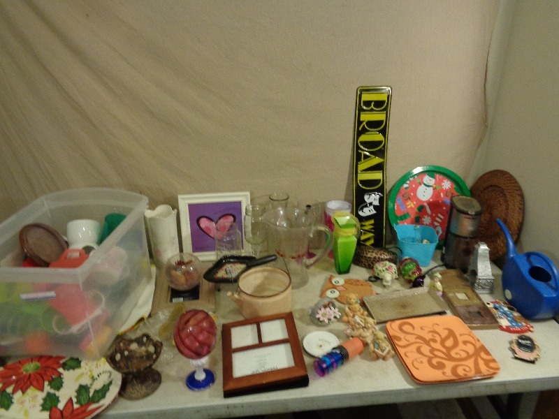 lot 168 image: Kitchen, Decorations, Household, Ect
