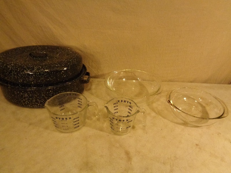 lot 170 image: Pyrex and Roaster Pan