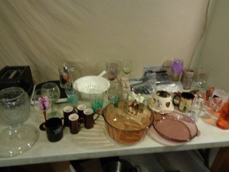 lot 174 image: Glass Anchor Measuring Cup, Purple Pyrex, Marilyn Monroe Glasses, and More
