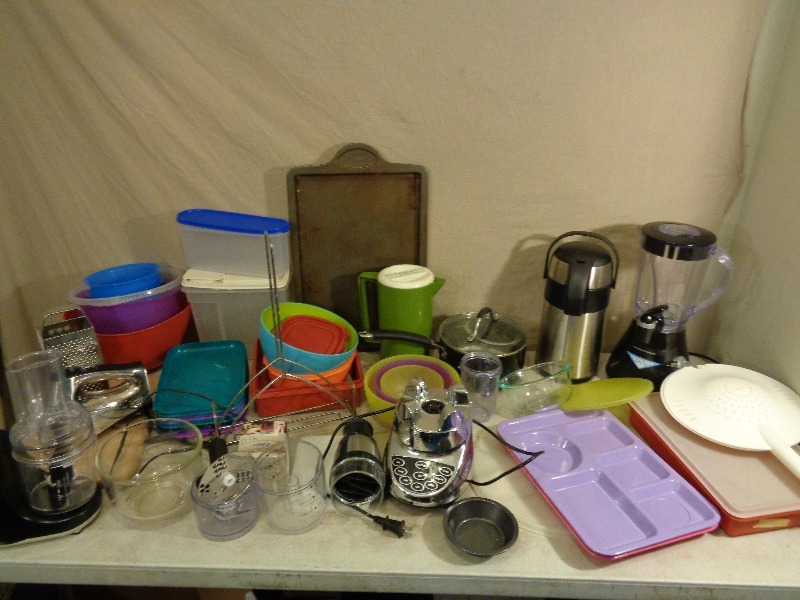 lot 177 image: Blender, Food Processor, Pyrex, Tupperware, and More