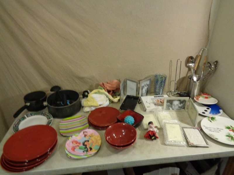 lot 184 image: Household and Kitchen Items