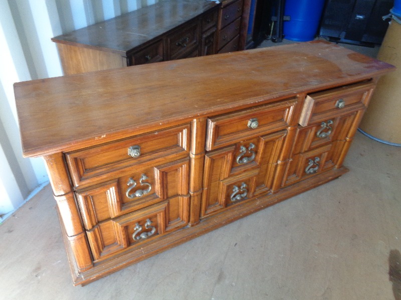 lot 116B image: 9 Drawer Dresser
