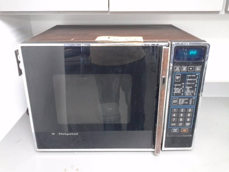 lot 505 image: Hotpoint Microwave