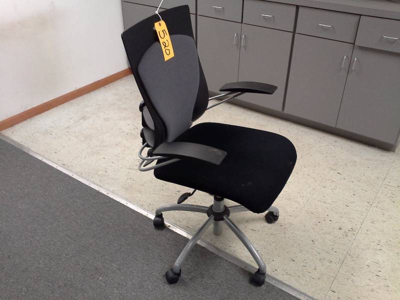 lot 520 image: Office Chair