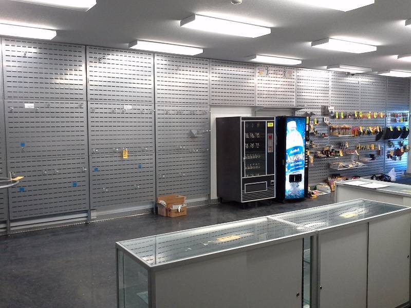 lot 401 image: Metal Retail Display Panels (With Hardware)
