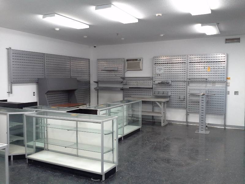 lot 403 image: Metal Retail Display Panels (With Hardware)