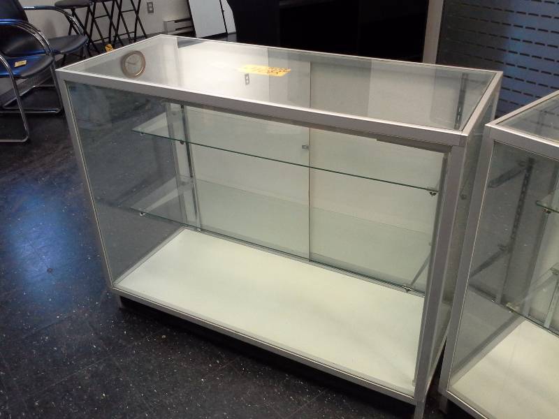 lot 408 image: Retail Display Case (Glass)