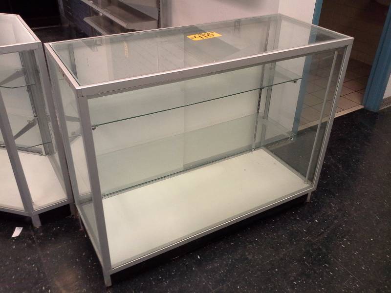 lot 410 image: Retail Display Case (Glass)