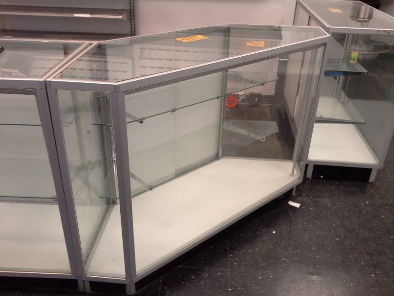 lot 411 image: Corner Retail Display Case (Glass)