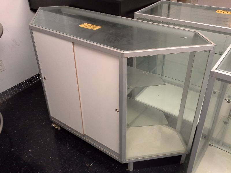 lot 413 image: Corner Retail Display Case (Glass)