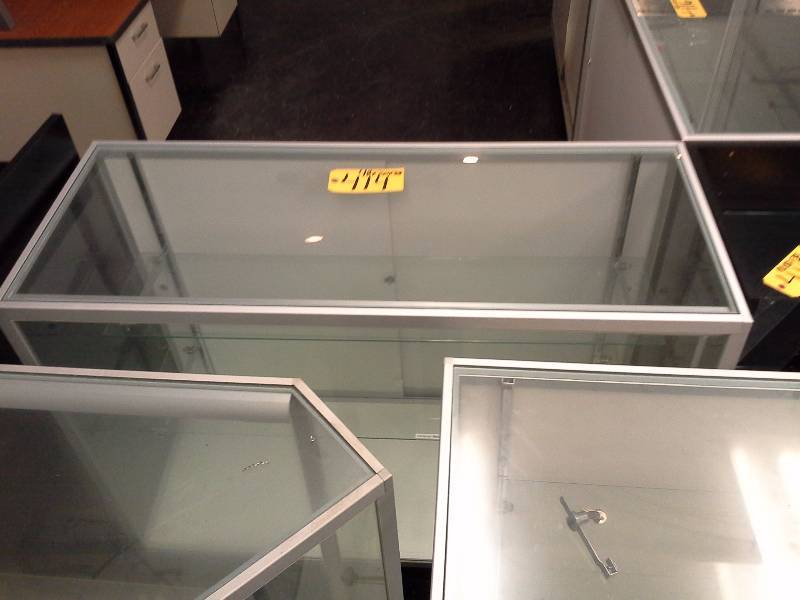 lot 414 image: Retail Display Case (Glass)