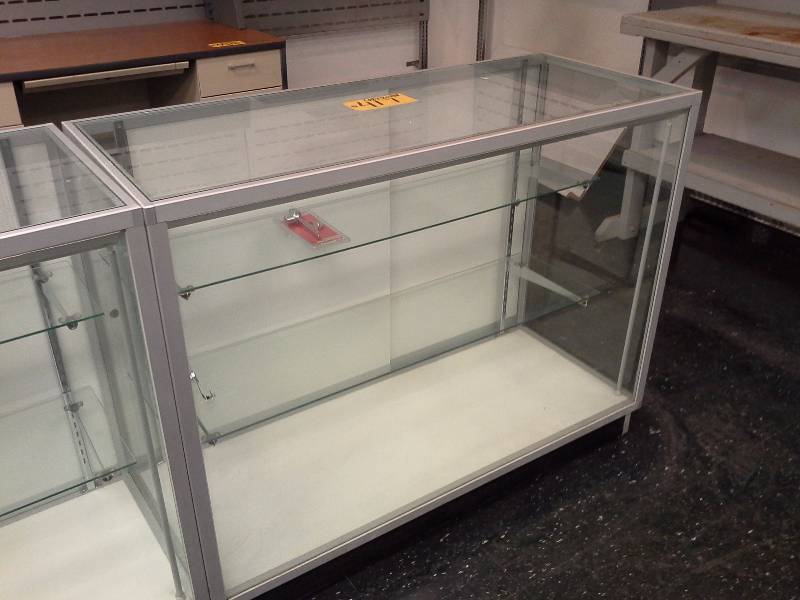 lot 417 image: Retail Display Case (Glass)