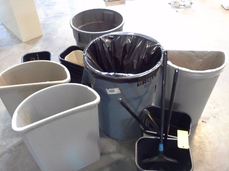 lot 370 image: Janitorial Lot