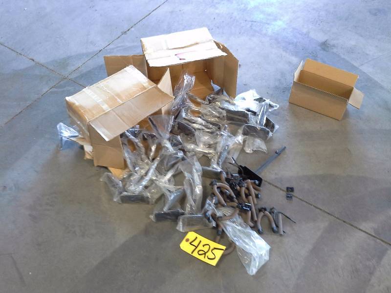 lot 425 image: Slat Wall Hangers (Box)