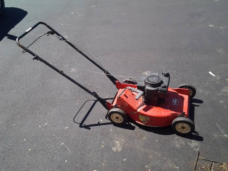 lot 4 image: Toro  22 Inch Mower Runs Works