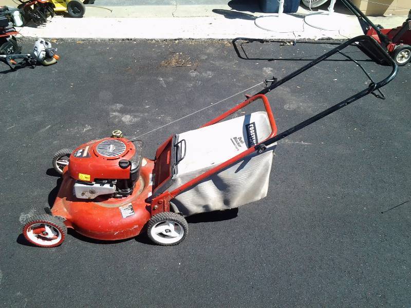lot 5 image: Craftsman 6.5 HP-21 Inch Cut Mower With Bagger (Needs Brake Cable & Air Box)
