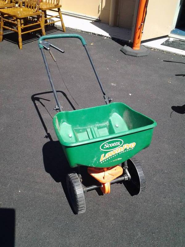 lot 9 image: Scotts Lawn Pro Broadcast Fertilizer