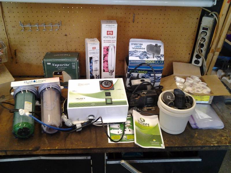 lot 36 image: Hydroponic Equipment Titan Helios 3 Light Controller, Vaporite Air System, Eye Horilux Super HPS, Grow Lamp Bulbs