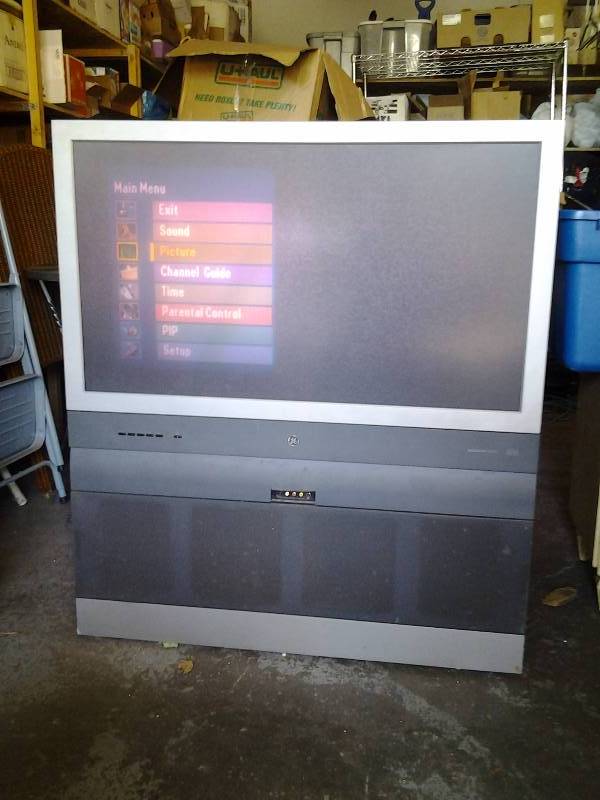 lot 38 image: 40 Inch GE Projection Television Works