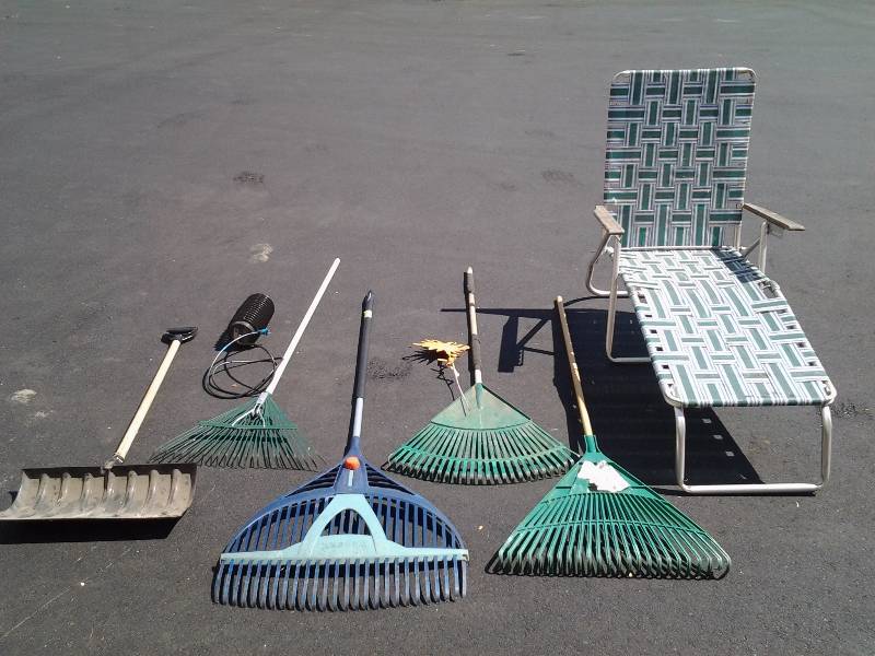 lot 43 image: 4-Leaf Rakes, Snow Shovel, Lawn Chair