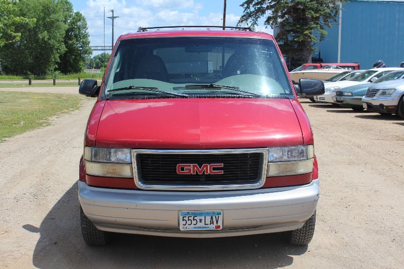 lot 894 image: 1998 GMC Safari SLE AWD - Clean, 2 Owner