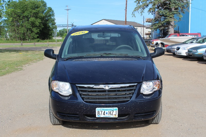lot 899 image: 2006 Chrysler Town & Country LX - Stow n Go