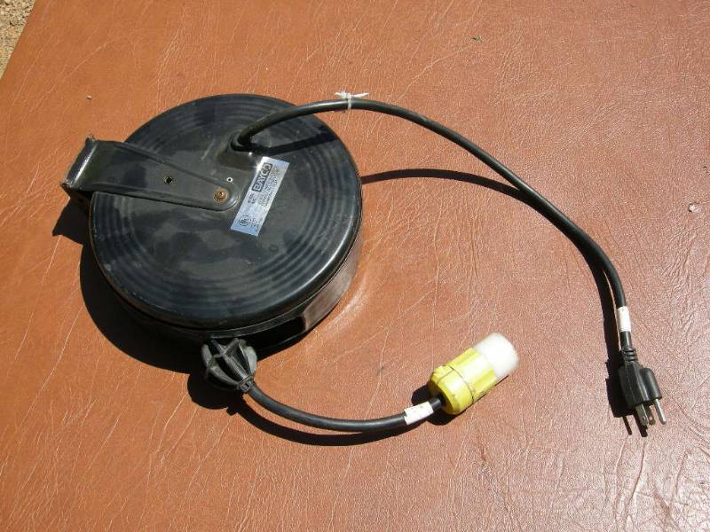 lot 28 image: Bay Co Retractable Extension Cord Reel
