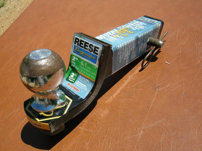 lot 27 image: Reese 2 Drop Tow Hitch