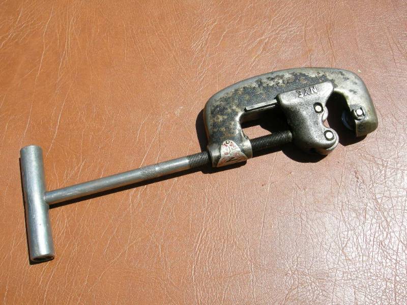lot 26 image: NYE Pipe Cutter
