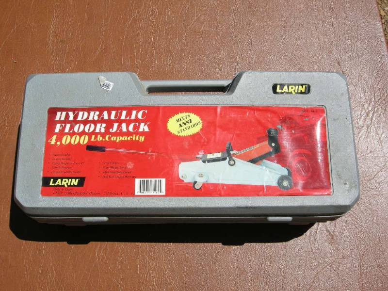 lot 24 image: Larin 2 Ton Floor Jack