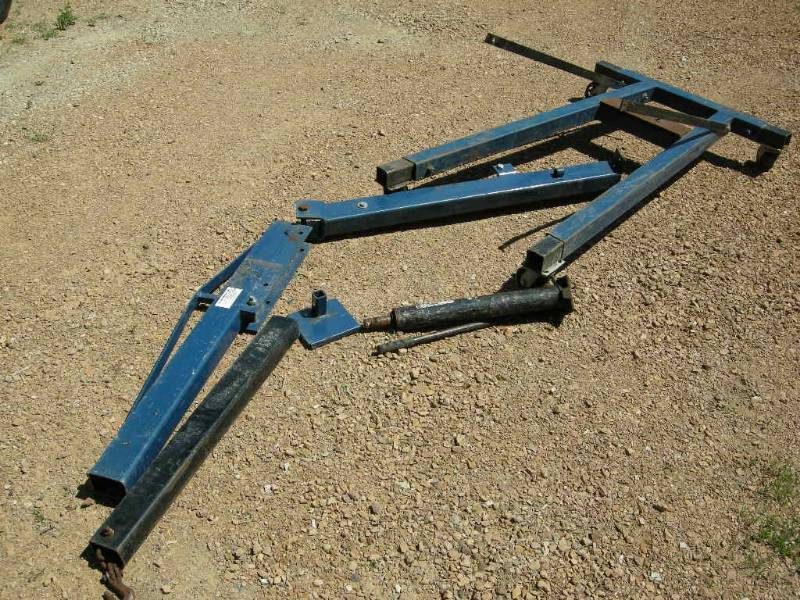 lot 23 image: Large Engine Hoist