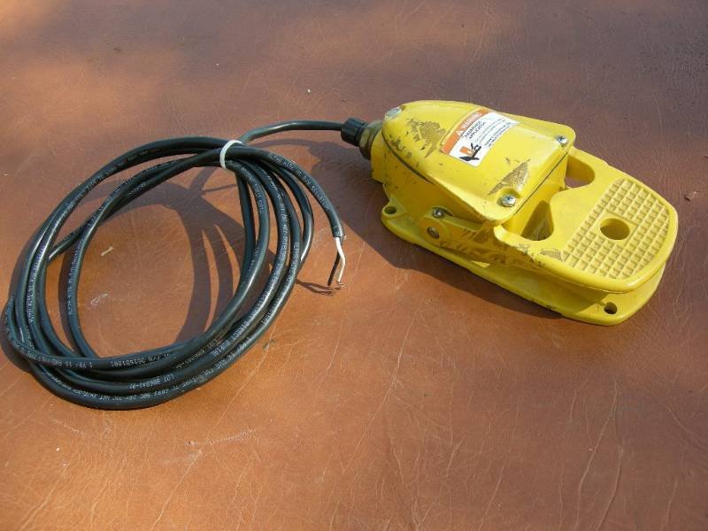 lot 13 image: Commercial Foot Pedal Switch
