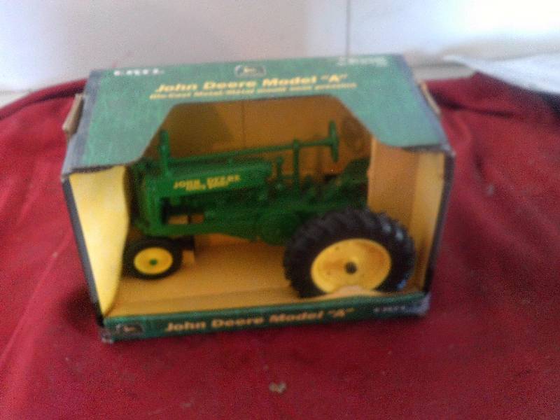 COLLECTIBLE MODEL A JOHN DEERE TRACTOR