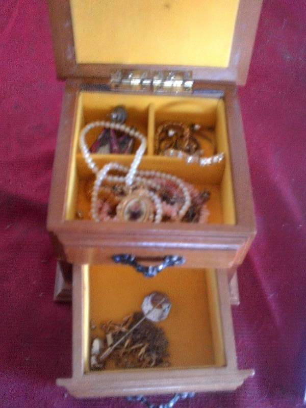 SMALL JEWLERY BOX AND JEWLERY