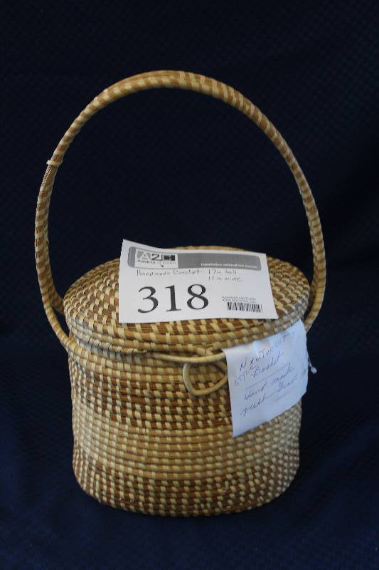 lot 318 image: Hand-made Nantuckets Style Basket