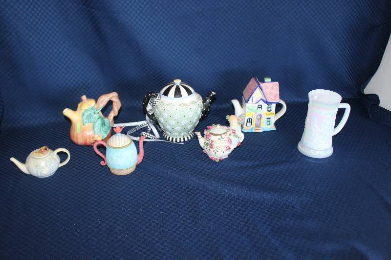 lot 322 image: Ceramic Tableware Including 6) Teapots AND 1) Mug