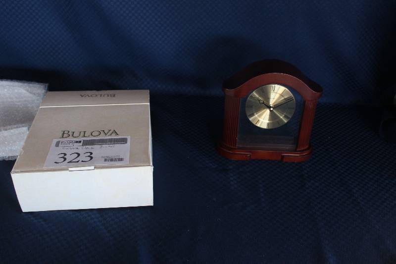 lot 323 image: Bulova Desk Clock