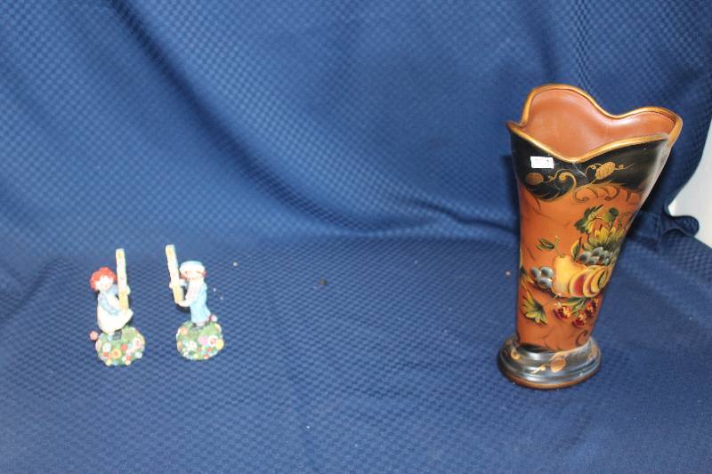 lot 335 image: Lot of (3) Ceramic Table Decorations Including 2) Raggedy Ann And Andy Figures AND 1) Vase