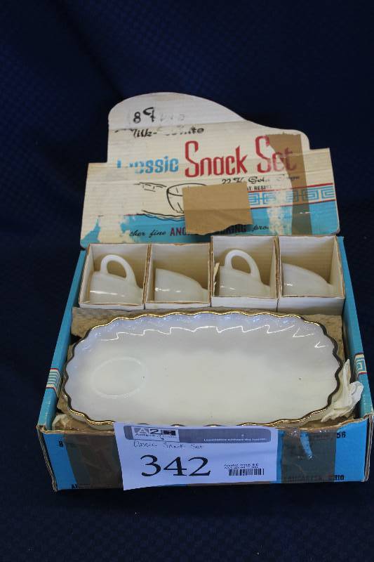lot 342 image: 22K Gold Edge 8-Piece Classic Snack Set w 4-Serving Tray, 4-Cups