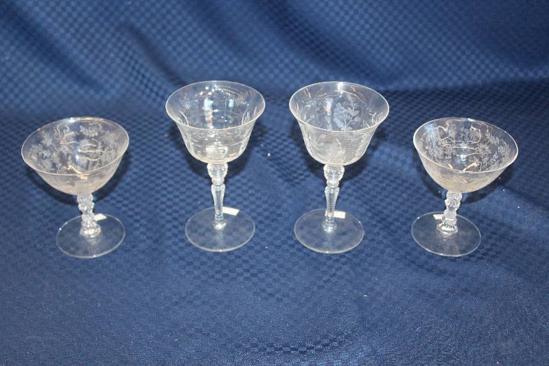 lot 344 image: Lot of (4) Glassware Including 2) Wine Glasses AND 2) Wine Glasses