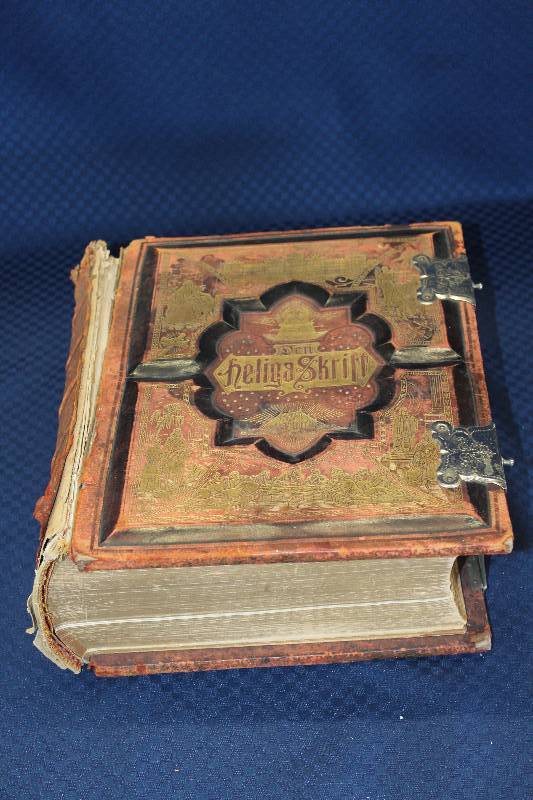 lot 356 image: 1889 Swedish Bible Heliga Skrift w Engraving by Gustave Dore w Custom Hinges